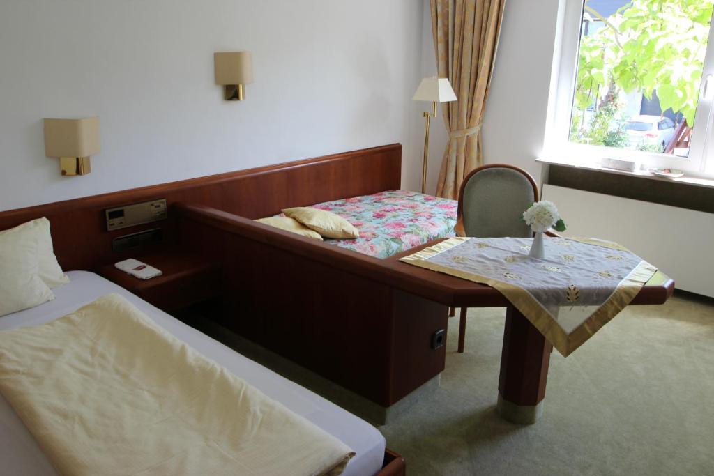 Hotel Am Kurpark Бад-Вимпфен Номер фото